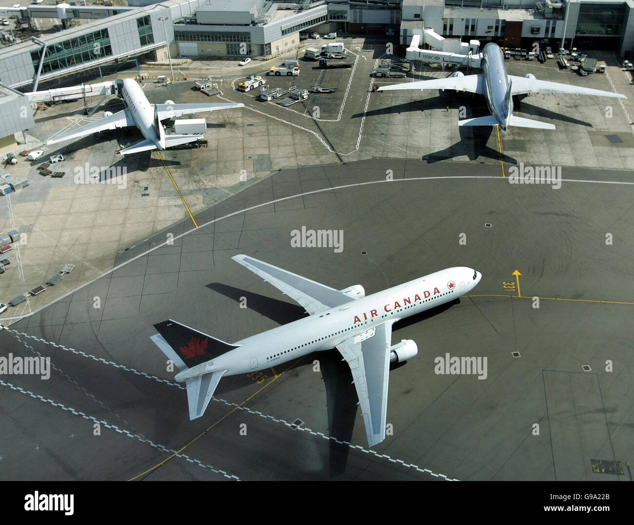 Una vista dalla nuova del controllo del traffico aereo tower nel centro di Heathrow Airport di un Air Canada aerei. La nuova torre contol verrò da utilizzare attorno all'INVERNO 2006-7. Foto Stock