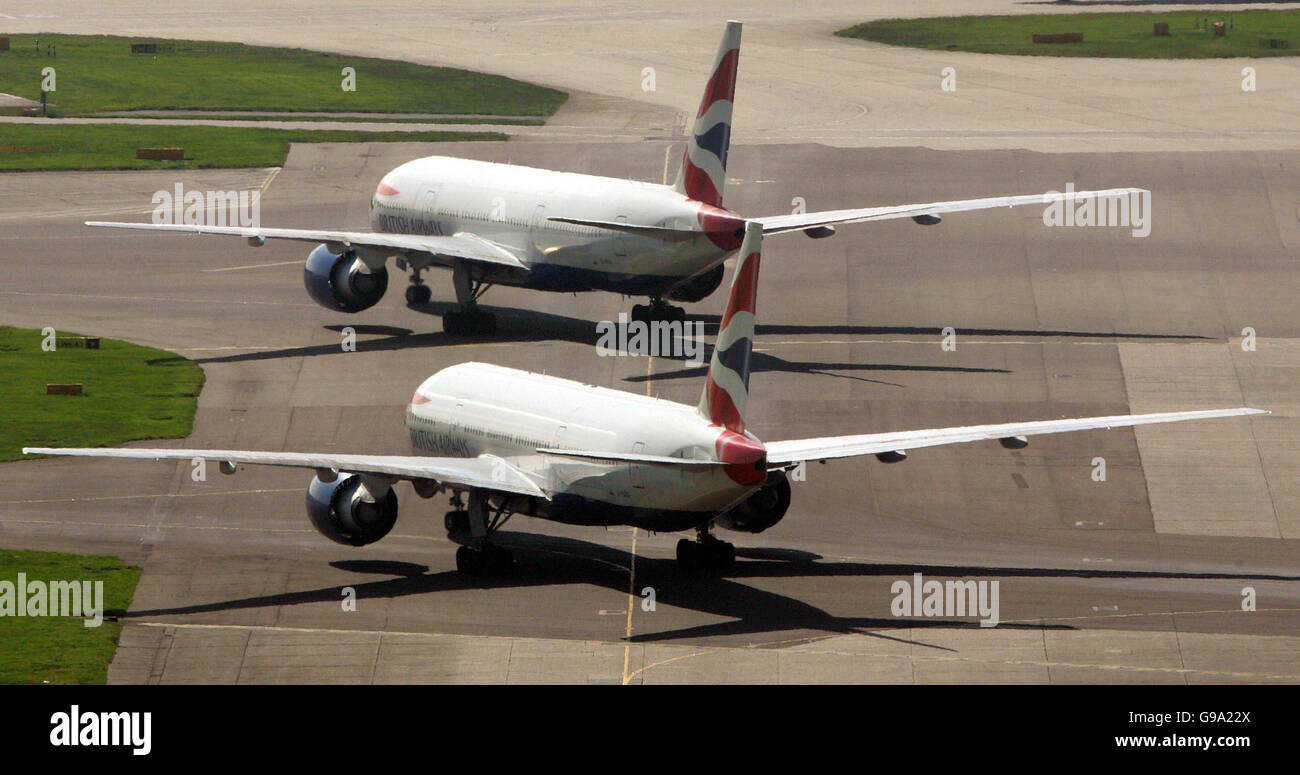 Una vista dalla nuova del controllo del traffico aereo tower nel centro di Heathrow Airport di due British Airways aerei arrivare pronto al decollo. La nuova torre contol verrò da utilizzare attorno all'INVERNO 2006-7. Foto Stock