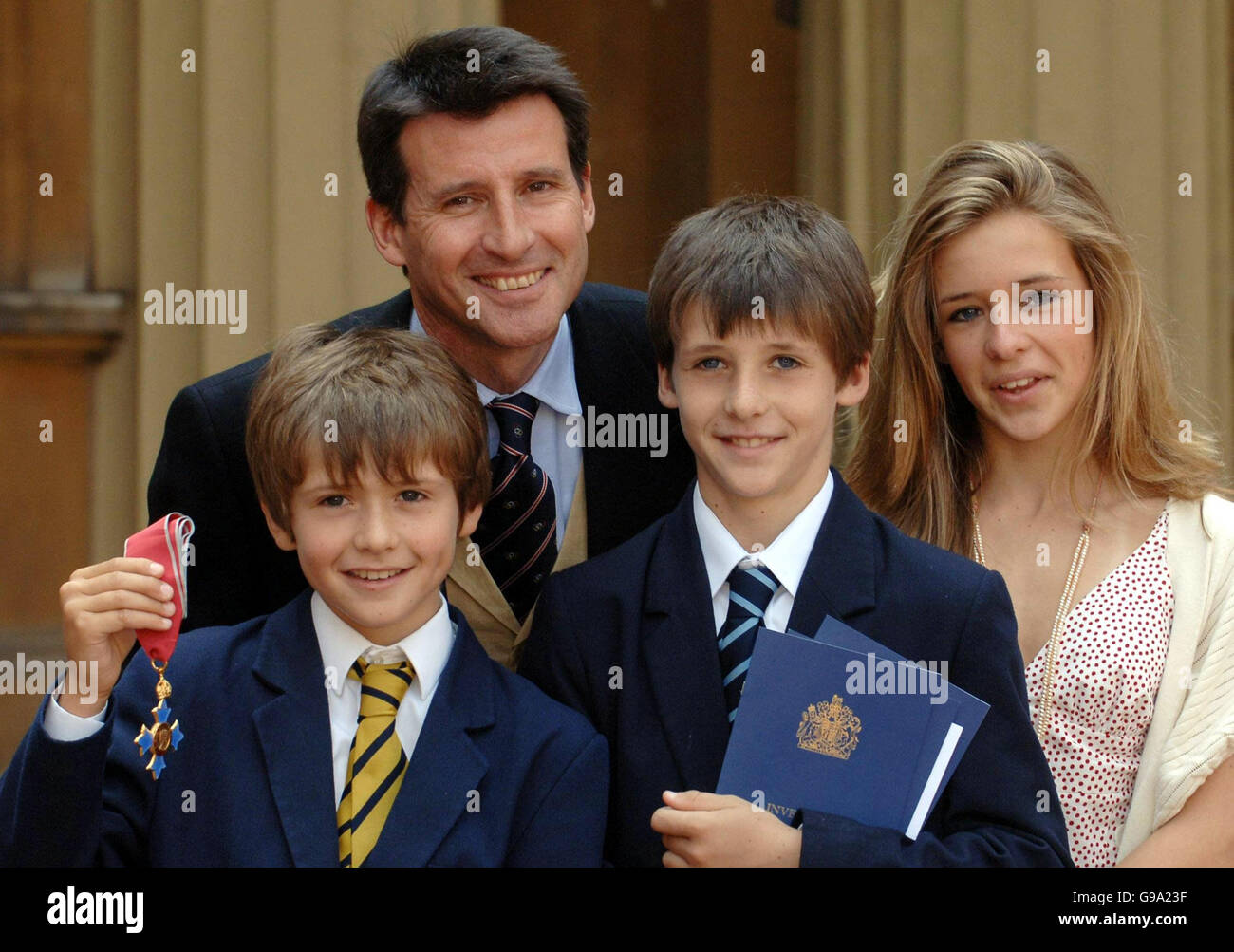 Lord Coe e i suoi figli (da sinistra) Peter, Harry e Maddy dopo aver ricevuto una cavighthood dalla regina Elisabetta II della Gran Bretagna per i servizi allo sport. Foto Stock