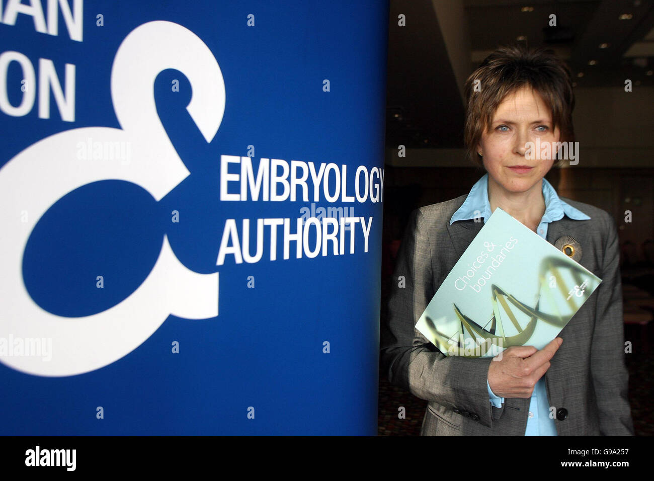 Dame Suzi Leather, presidente della Human Fertilization and Embriology Authority, è stato a una conferenza presso l'hotel Stormont di Belfast, dove il watchdog britannico per la fertilità ha approvato l'estensione dello screening embrionale per coprire una più ampia gamma di malattie. Foto Stock