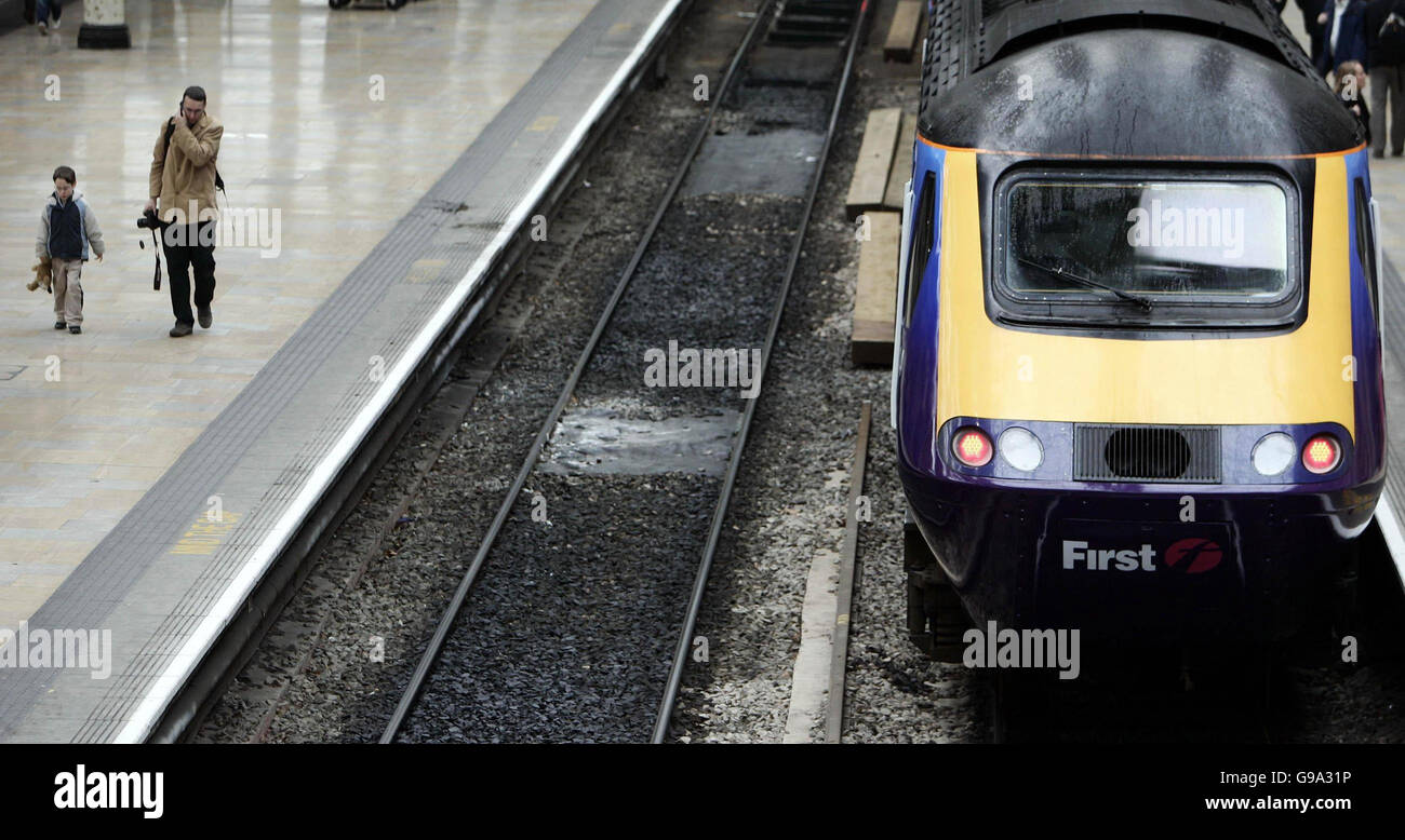 Un nuovo look treno ad alta velocità siede sulla piattaforma uno alla stazione di Paddington, Londra, Lunedi 3 aprile 2006, per il lancio ufficiale del nuovo Greater Western Franchise il nuovo franchising combina i servizi operati dai treni Wessex, First Great Western e First Great Western link. Vedi PA Story RAIL Western. PREMERE ASSOCIAZIONE foto. Il credito fotografico dovrebbe essere: Andrew Parsons/PA. Foto Stock