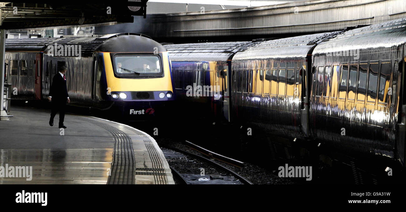 Un nuovo look treno ad alta velocità arriva sulla piattaforma uno alla stazione di Paddington, Londra, lunedì 3 aprile 2006, per il lancio ufficiale del nuovo Greater Western Franchise il nuovo franchising combina i servizi gestiti dai treni Wessex, First Great Western e First Great Western link. Vedi PA Story RAIL Western. PREMERE ASSOCIAZIONE foto. Il credito fotografico dovrebbe essere: Andrew Parsons/PA. Foto Stock