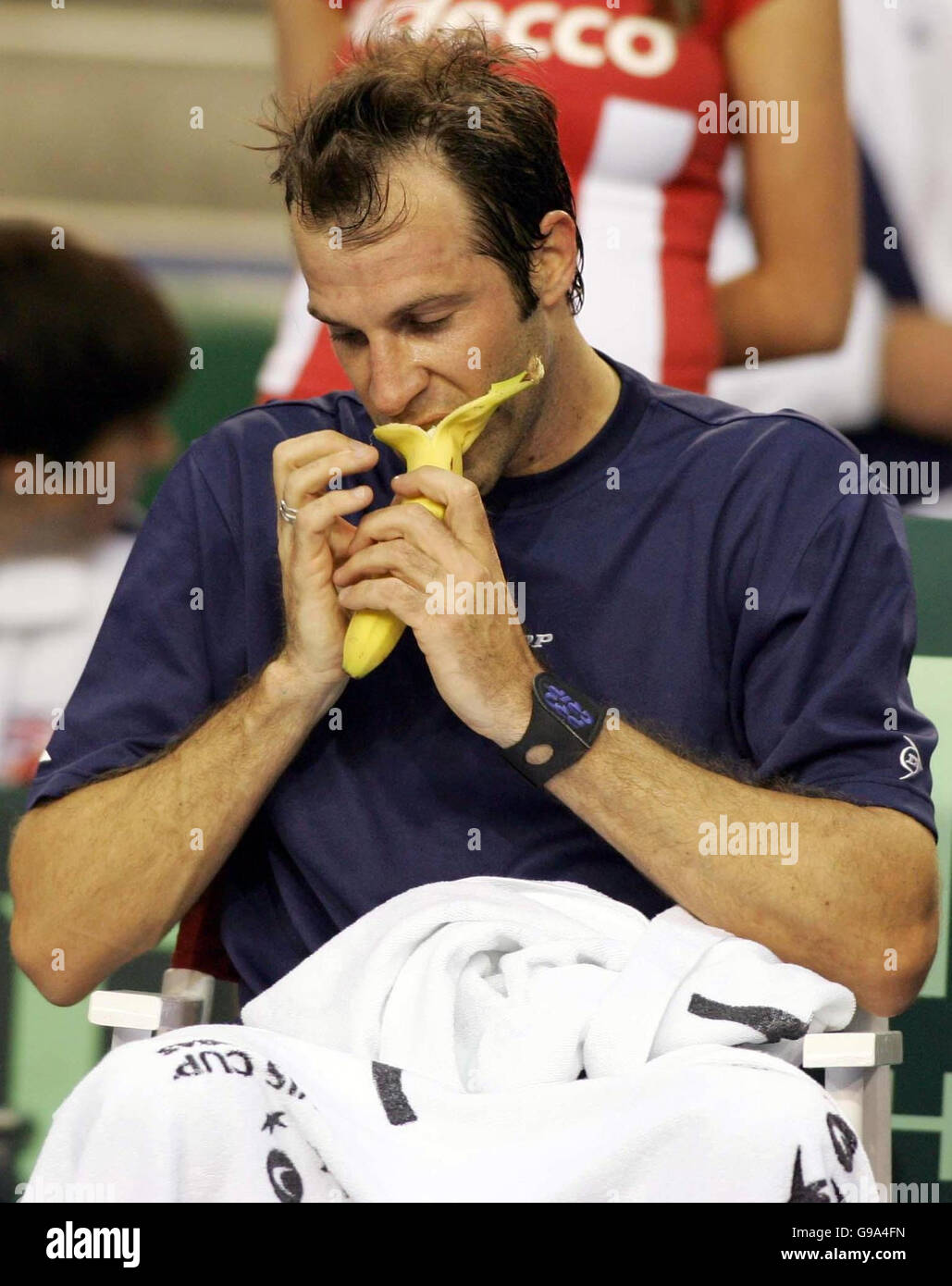 Greg Rusedski della Gran Bretagna si rompe durante la sua partita contro Janko Tipsarevic della Serbia e Montenegro durante il primo giorno della Coppa Davis alla Braehead Arena di Glasgow, venerdì 7 aprile 2006. Foto Stock