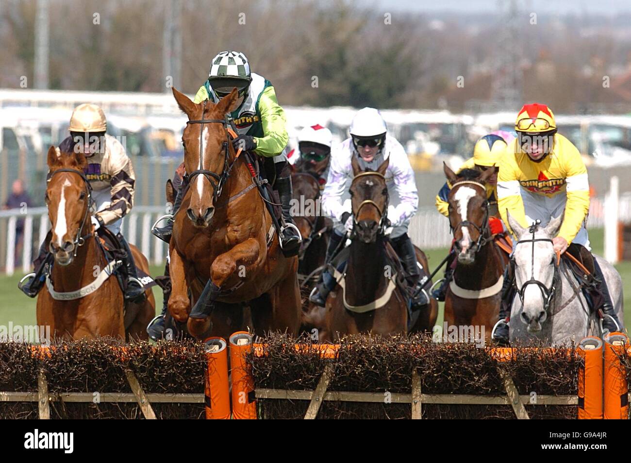 Gungadu guidato da Ruby Walsh guida il pacchetto in Citroen C6 Sefton Novices' Hurdle Race (Classe 1) Foto Stock