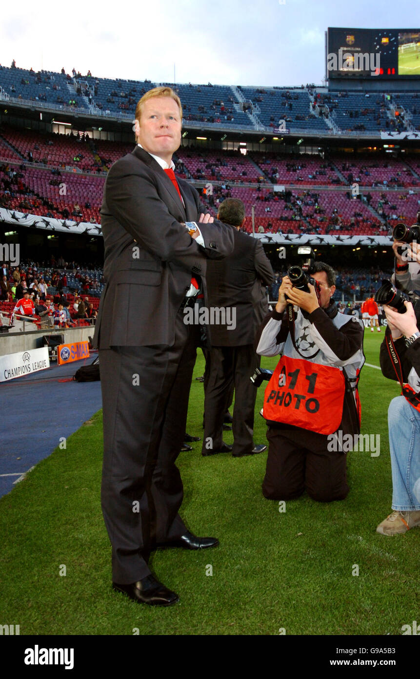 Calcio - UEFA Champions League - Quarter Final - seconda tappa - Barcellona v Benfica - Nou Camp. L'allenatore di Benfica Ronald Koeman è al centro dell'attenzione dei fotografi Foto Stock