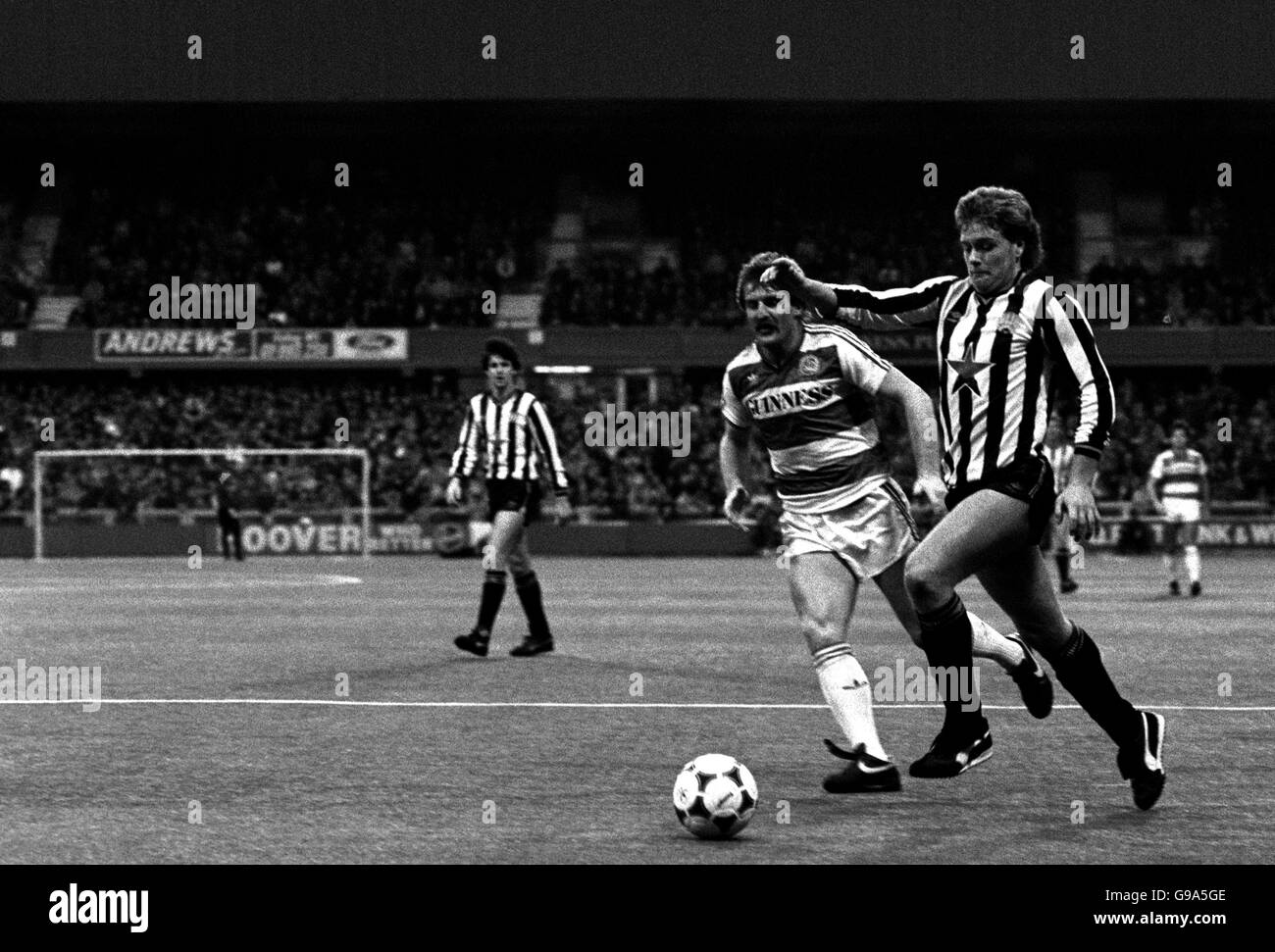 Paul Gascoigne (r) prova un colpo al gol, il suo QPR numero opposto, Robbie James, chiude dentro. Rangers ha vinto 3-1. Foto Stock