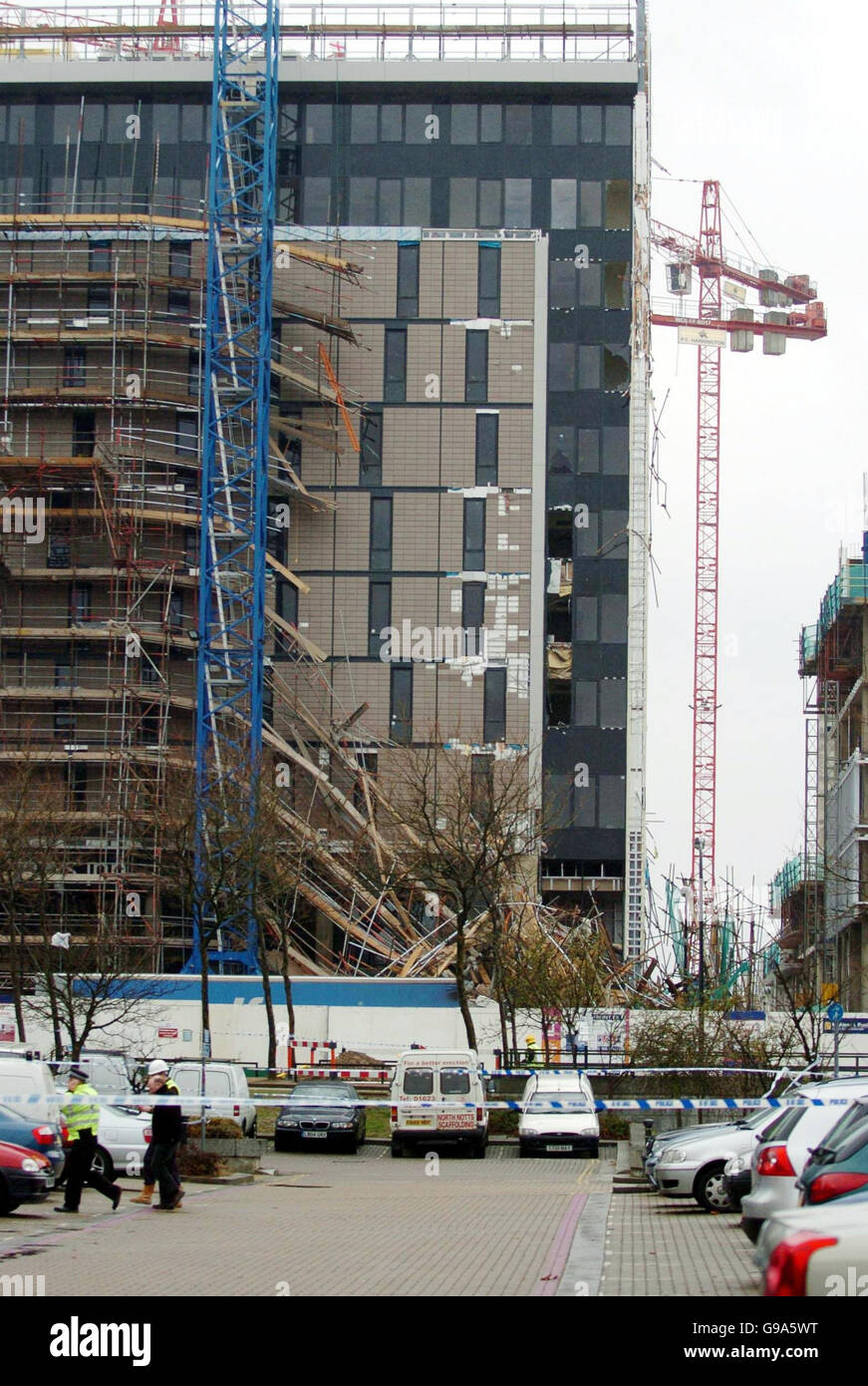 La scena al Jurys Inn Hotel parzialmente costruito in Witan Gate East, Milton Keynes dopo 15 piani di impalcatura crollò. PREMERE ASSOCIAZIONE foto. Data immagine:martedì 11 aprile 2006. Molti lavoratori sono stati temuti intrappolati oggi dopo che 15 piani di ponteggi sono crollati 'come un pacchetto di carte' in un cantiere alberghiero.' I servizi di emergenza si sono precipitati nel sito del Jurys Inn Hotel costruito a Milton Keynes dopo l'incidente intorno alle 12.30. Un portavoce di Fire Brigade ha detto che ci sono state numerose vittime, ma non erano sicuri di quante. Ci erano riferito fino a 200 operai a. Foto Stock