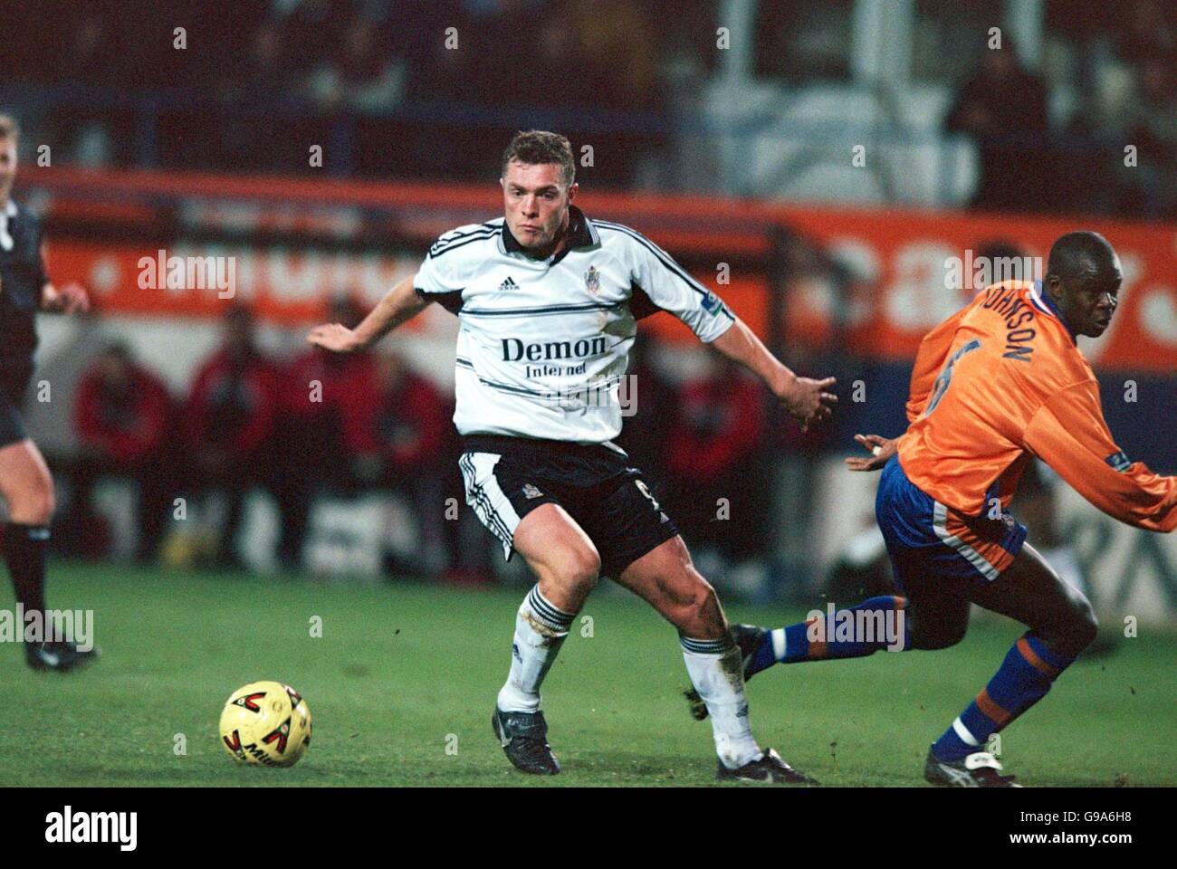 Calcio - AXA fa Cup - terzo turno Replay - Luton Town / Fulham. Fulham's Geoff Horsfield (a sinistra) supera Marvin Johnson di Luton Town (a destra) Foto Stock