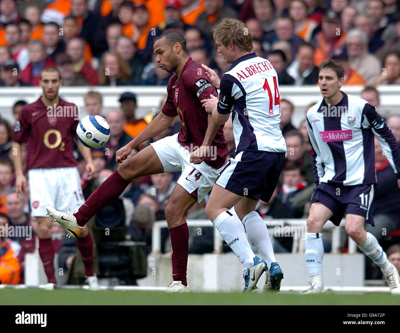 Thierry Henry dell'Arsenal e Martin Albion di West Bromwich Foto Stock