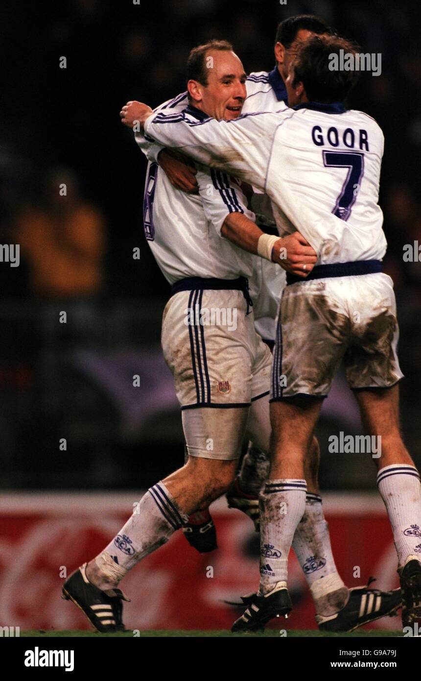 Calcio belga - Eerste Klasse - Anderlecht v Charleroi. Jan Koller di Anderlecht (a sinistra) celebra uno dei suoi due obiettivi con il compagno di squadra Bart Goor (a destra) Foto Stock