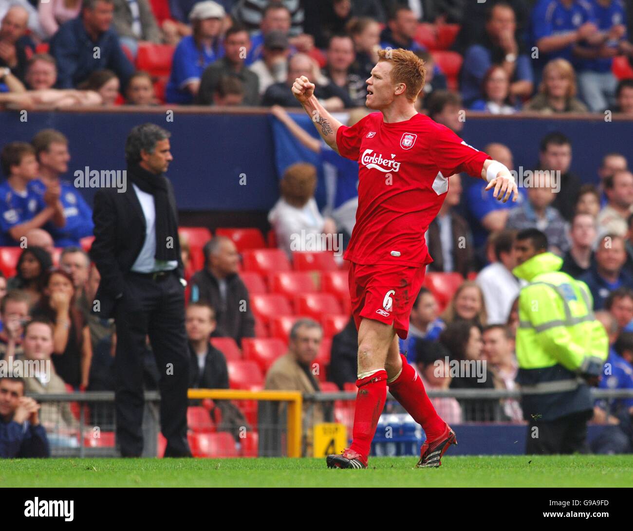 Liverpool John Arne Riise celebra il punteggio di apertura obiettivo di Il gioco da un calcio libero come il manager di Chelsea Jose Mourinho (terra posteriore) guarda sopra Foto Stock