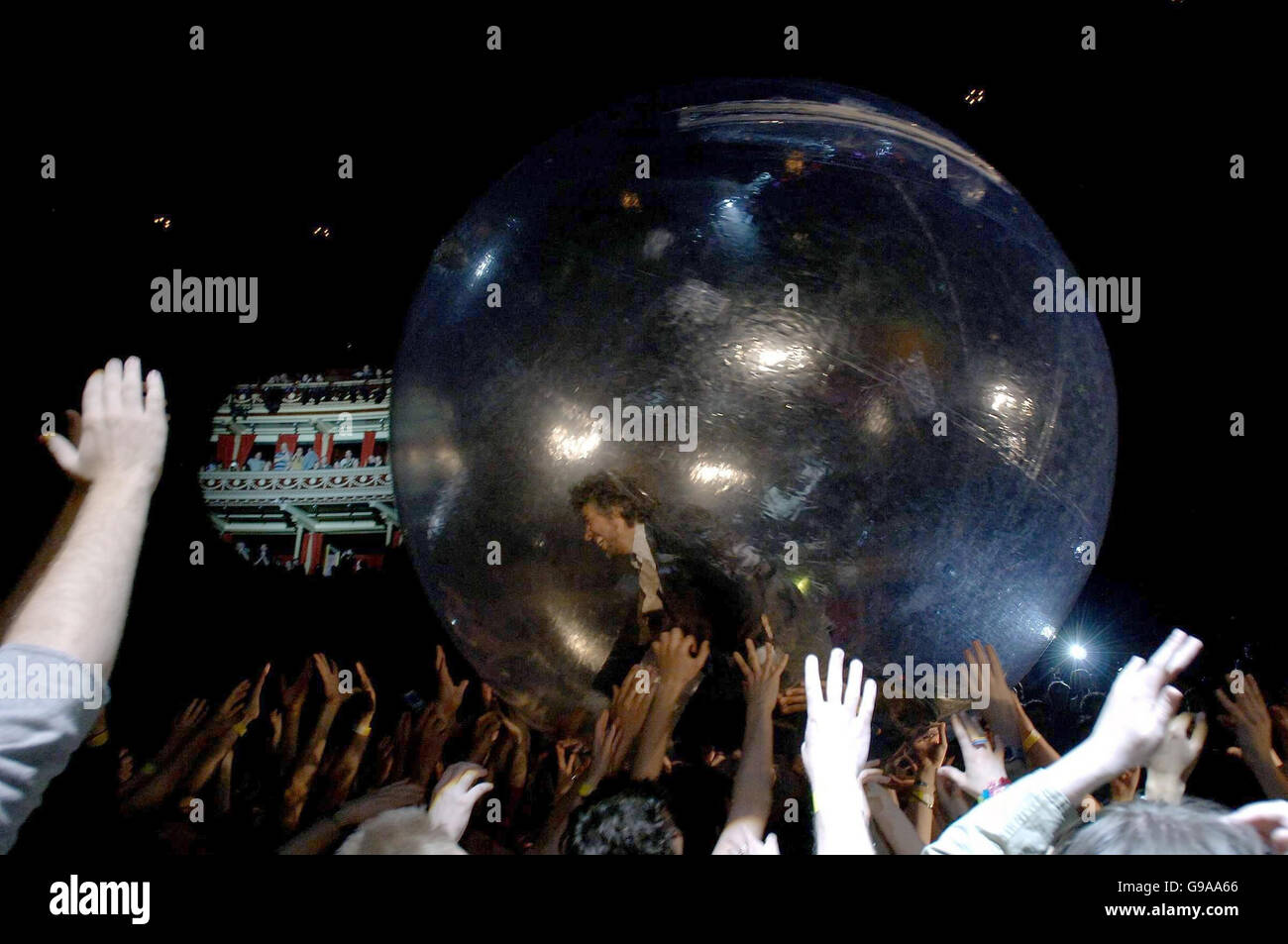 Il cantante delle Lips in fiamme Wayne Coyne Crowd surfs in una sfera gigante mentre la band si esibisce presso la Royal Albert Hall nel centro di Londra. Foto Stock