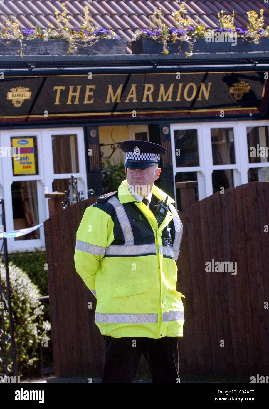 La polizia si trova fuori dal pub Marmion di Edimburgo, teatro di una doppia sparatoria che ha lasciato un uomo morto e un altro gravemente ferito. Foto Stock