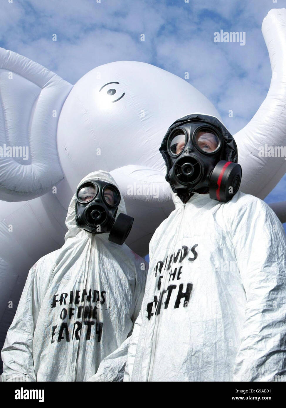 I manifestanti verdi usano un elefante bianco gonfiabile da 14ft come parte di una campagna contro l'energia nucleare al di fuori dell'edificio del Parlamento scozzese di Edimburgo. Foto Stock