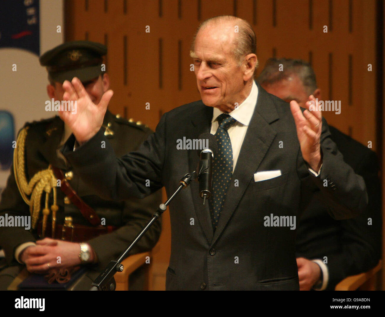 Il Duca di Edimburgo offre un discorso presso la National Concert Hall di Dublino durante una presentazione congiunta del Duca di Edimburgo di premi e i presidenti di aggiudicazione. Foto Stock