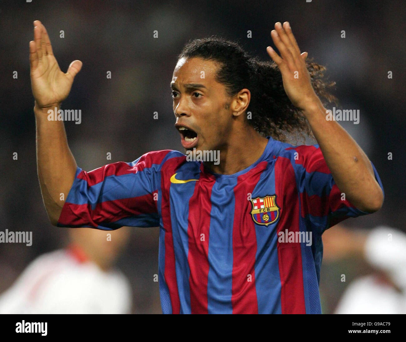 Barcellona Ronaldinho festeggia dopo il loro sorteggio 0-0 nella seconda manche della Champions League al Nou Camp, Barcellona, Spagna. Foto Stock