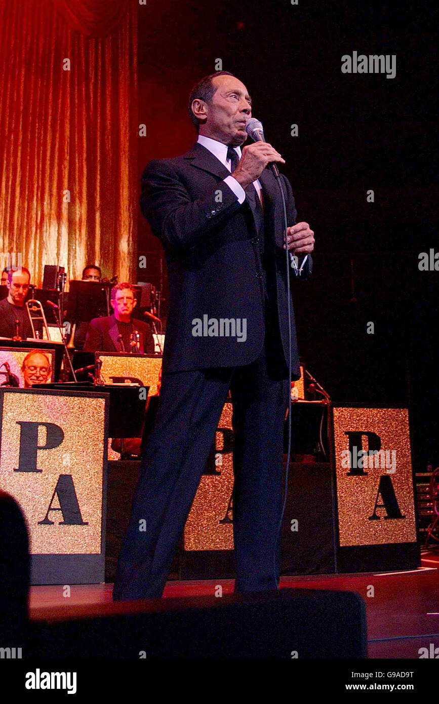 US Crooner Paul Anka esegue la sua unica data dal vivo nel Regno Unito presso la Royal Albert Hall nel centro di Londra. L'ex idolo teen degli anni '60 scrisse la versione inglese di 'My Way' per Frank Sinatra. Foto Stock