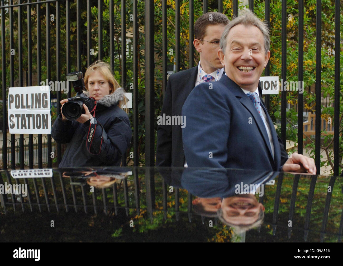 Il primo Ministro Tony Blair parte dopo aver votato in un seggio alla Westminster City School vicino alla residenza ufficiale di Downing Street. Foto Stock