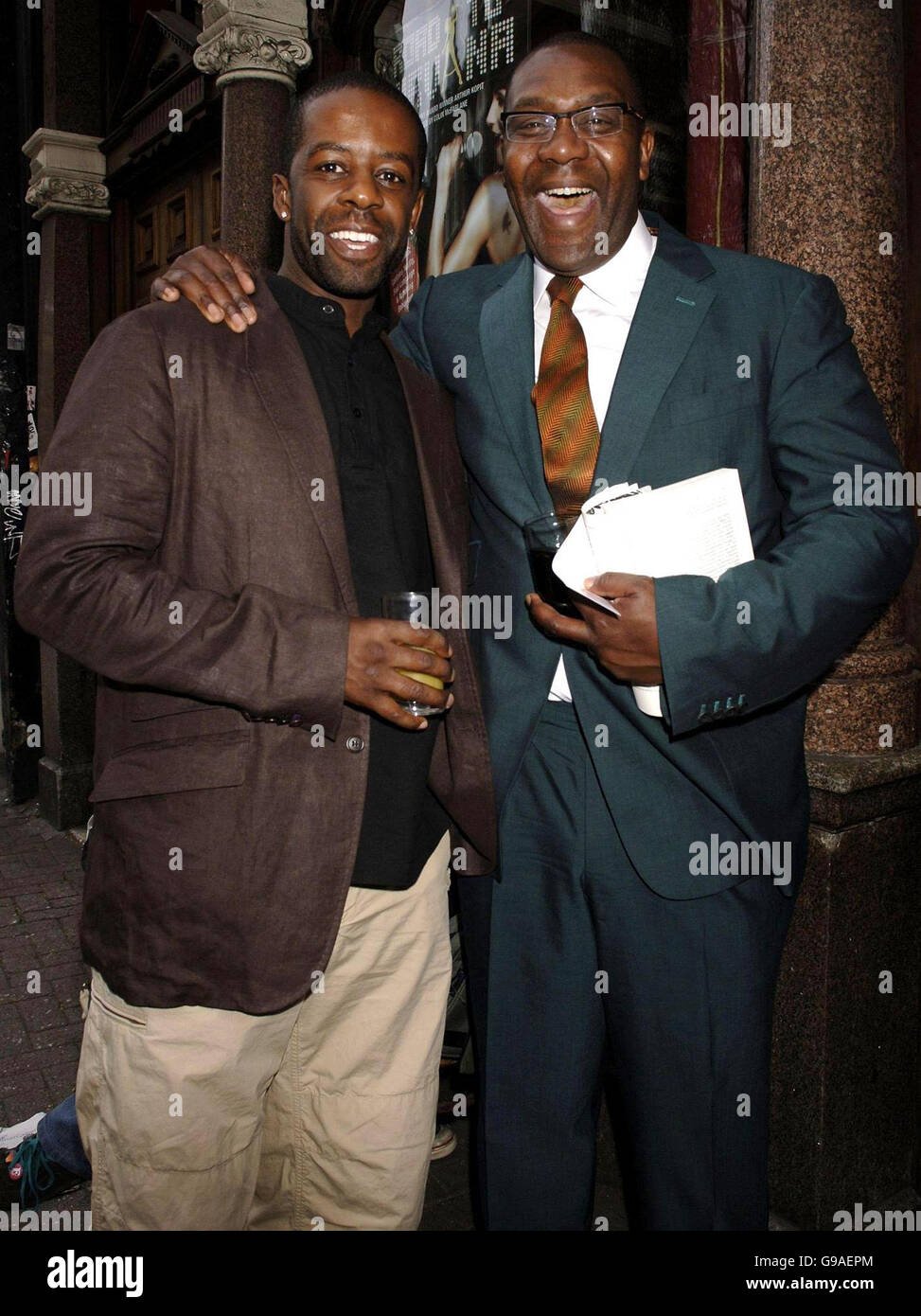 Adrian Lester (L) e Lenny Henry arrivano per la notte stampa di 'Road to Nirvana', al Kings Head, a nord di Londra. Foto Stock