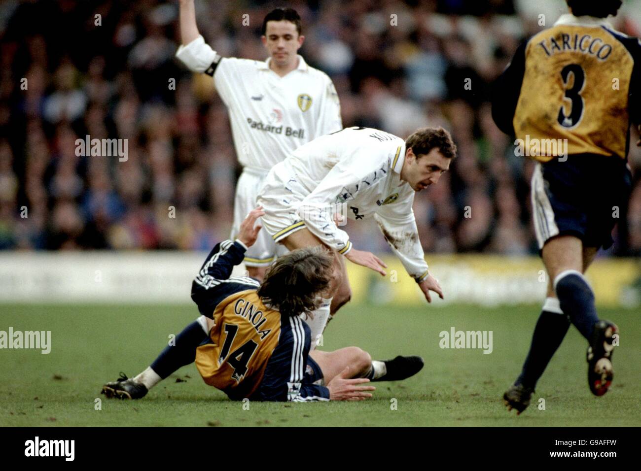 Calcio - fa Carling Premiership - Leeds United v Tottenham Hotspur. Leeds United's Jason Wilcox (r) francobolli su David Ginola di Tottenham Hotspur (l) Foto Stock
