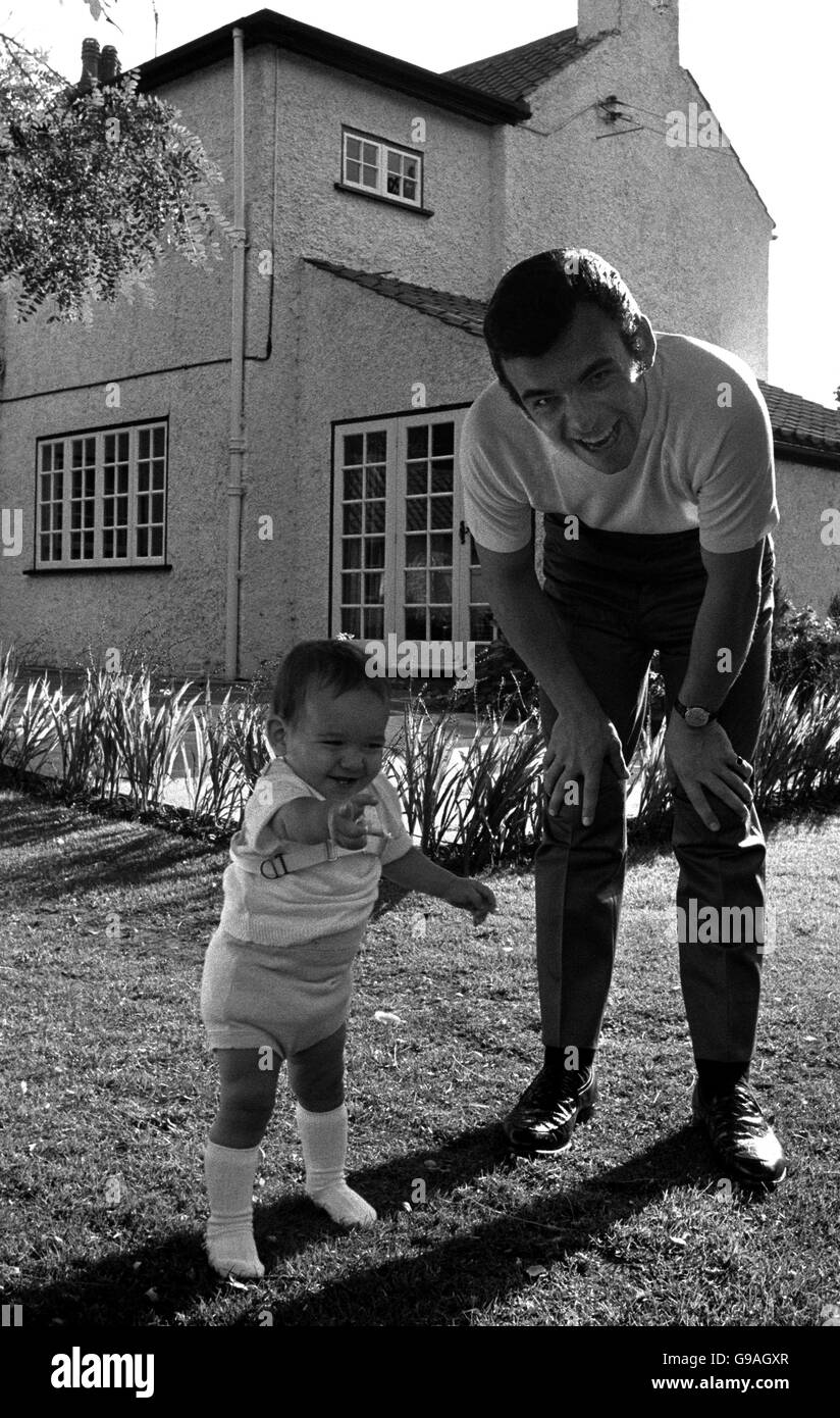 Il golfista Tony Jacklin, titolare britannico dell'American Open, riceve alcune istruzioni 'sul verde' dal suo figlio Bradley, di dieci mesi, nel suo giardino della sua residenza del 18 ° secolo. Foto Stock