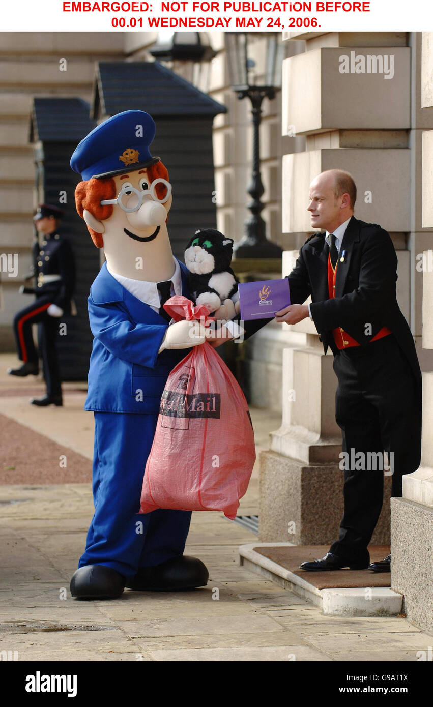 Buckingham Palace Livery Messenger Paul King consegna inviti al 'Children's Party at the Palace' in giugno a Postman Pat, il personaggio di intrattenimento per bambini che li consegnerà personalmente alle scuole dei fortunati vincitori. Foto Stock