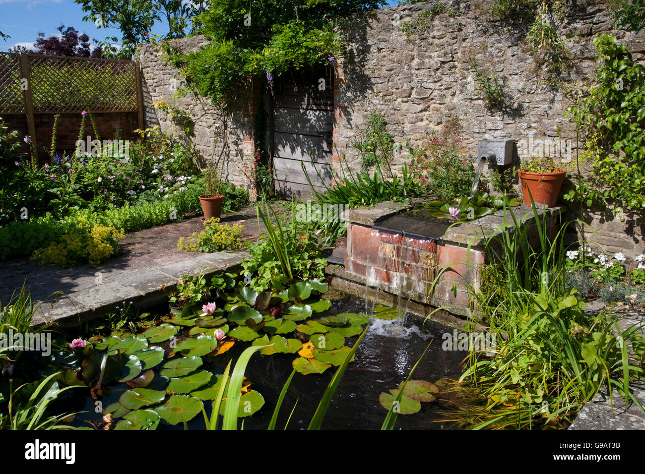 Laghetto e fontana nel giardino inglese Foto Stock