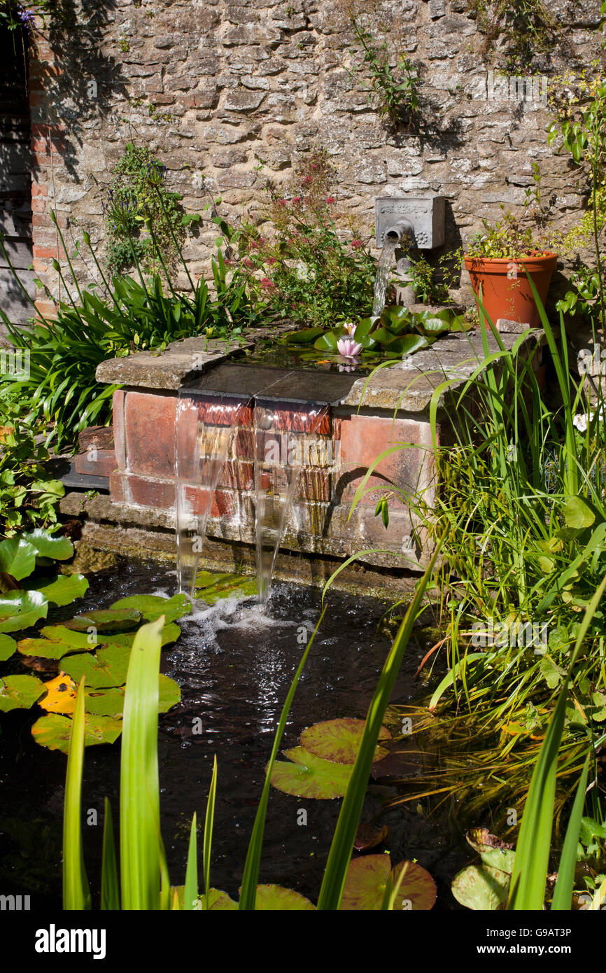 Laghetto e fontana nel giardino inglese Foto Stock
