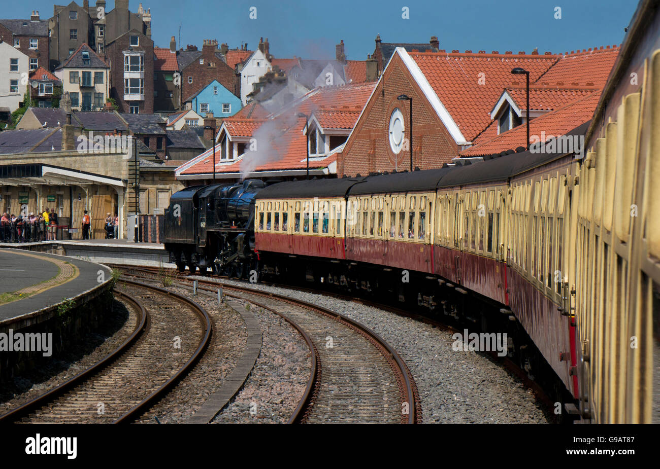 Treno a vapore del North Yorkshire Moors railway nella stazione a Whitby Foto Stock