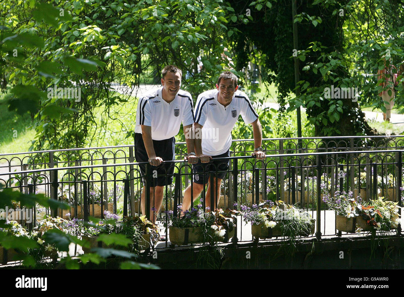 John Terry (a sinistra) e Frank Lampard, in Inghilterra, godono del sole nel centro di Baden Baden. Foto Stock
