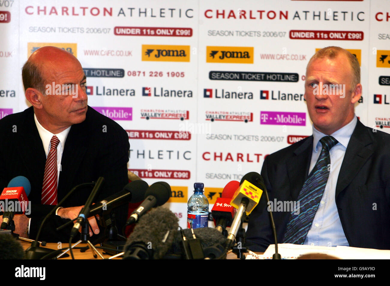 Calcio - fa Barclays Premiership - Charlton Athletic Press Conference - Iain Dowie firma - The Valley. Iain Dowie (r), il nuovo manager di Charlton Athletic, parla alla stampa mentre il presidente Richard Murray guarda Foto Stock