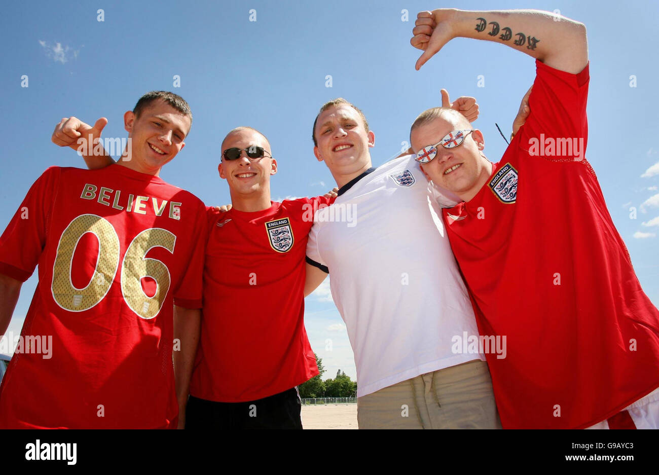 Tifosi inglesi da sinistra: Gaz Todd, Gary Moss, Anthony Todd e Chris Cummins festeggiano l'arrivo al campo di tifosi dell'Inghilterra ad Archen, in Germania, prima dell'inizio della campagna della Coppa del mondo d'Inghilterra contro il Paraguay sabato a Francoforte. Foto Stock