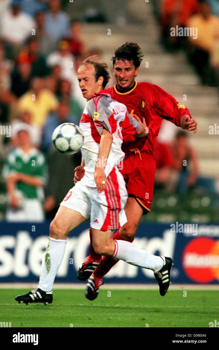 Luc Nilis del Belgio (r) battaglie per la palla con Abdullah Ercan di Turchia (l) Foto Stock