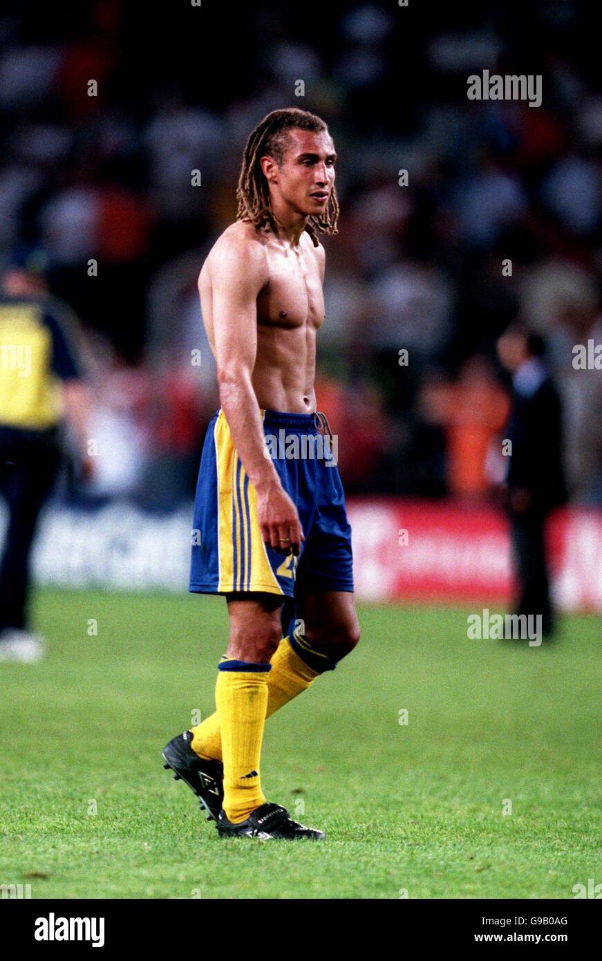 Un deposto Henrik Larsson contempla l'uscita della Svezia dall'Euro campionato 2000 Foto Stock