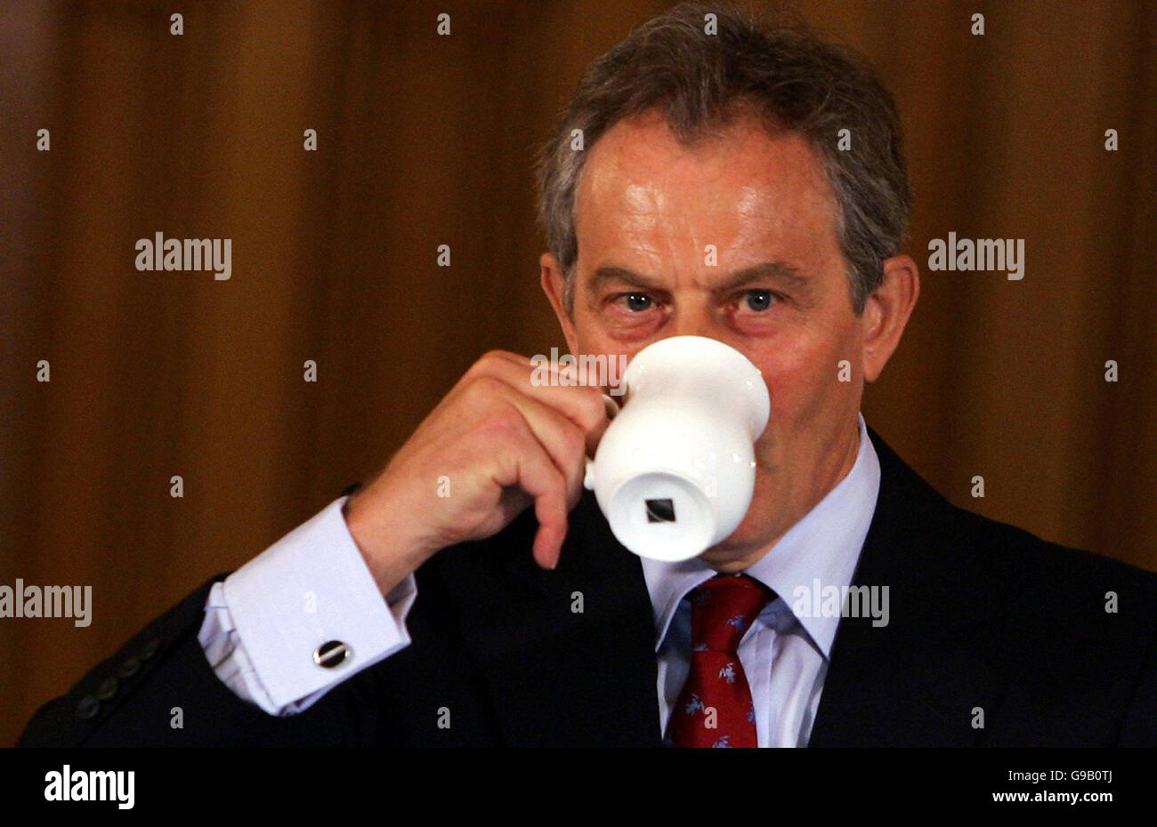 Il primo ministro britannico Tony Blair si rivolge ai giornalisti durante la sua conferenza stampa mensile a Downing Street, nel centro di Londra. Foto Stock