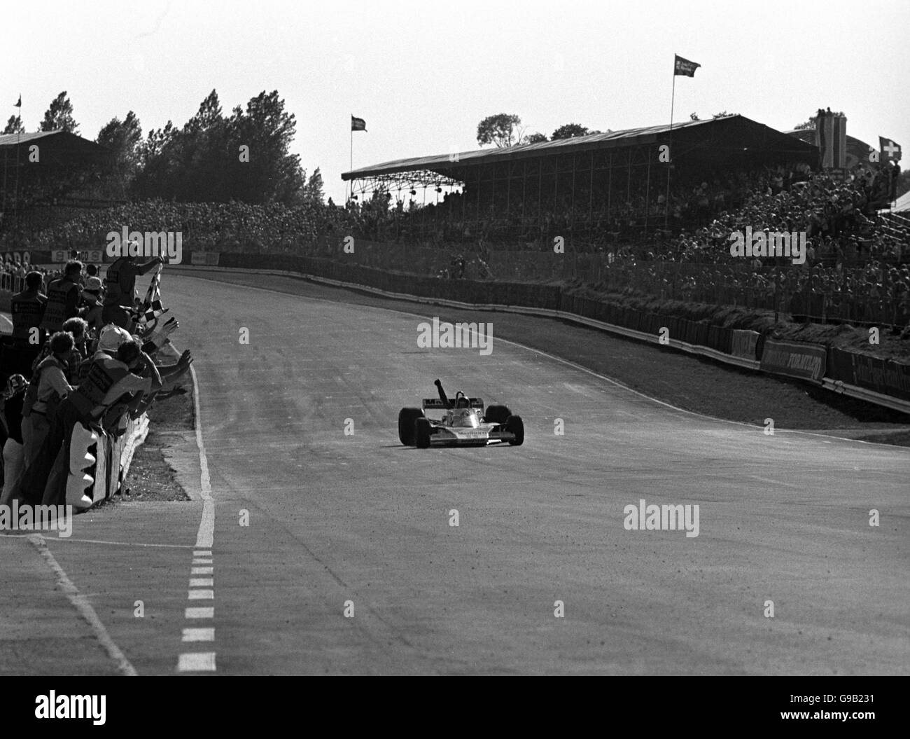 James Hunt. James Hunt della Gran Bretagna supera il traguardo nella sua McLaren per vincere il Gran Premio britannico John Player. Foto Stock