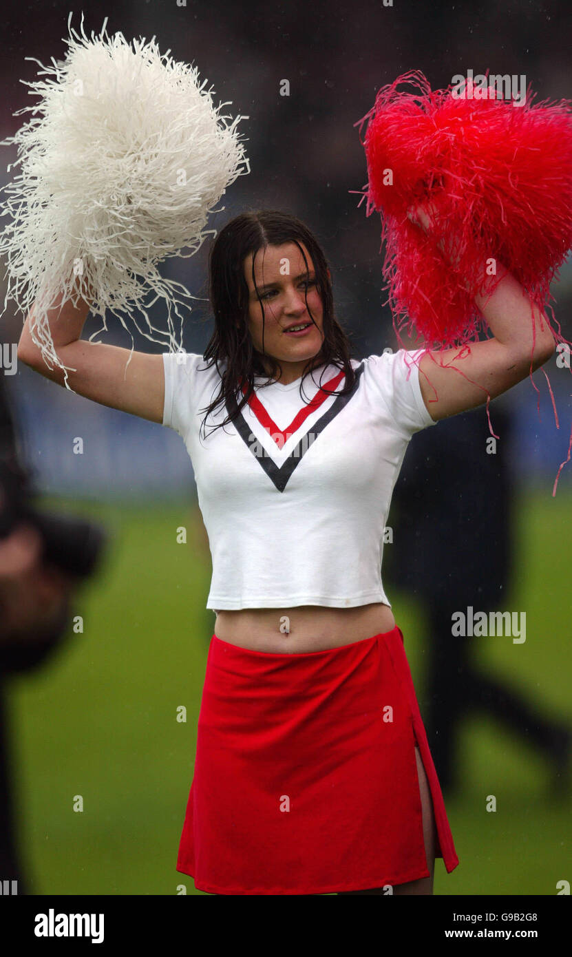 Calcio - Coca-Cola Football League Two - Gioca fuori semifinale - prima tappa - Lincoln City / Grimsby Town - Sincil Bank. Il leader più acclamato di Lincoln City è immerso dalla pioggia prima della partita contro Grimsby Town Foto Stock