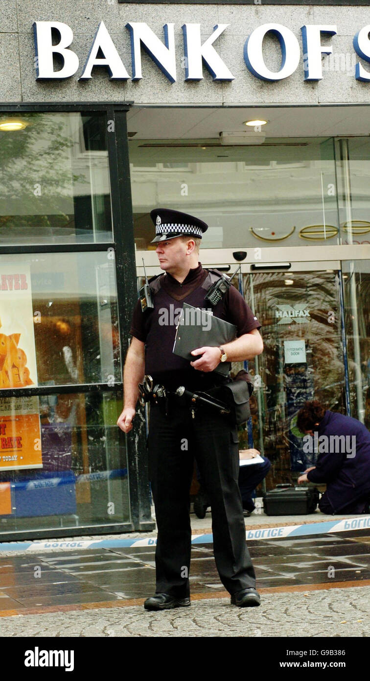 La scena al di fuori della Banca di Scozia / Halifax in Kilmarnock dove un riparo è stato girato nello stomaco dopo un tentativo di raid su un furgone di sicurezza. Foto Stock