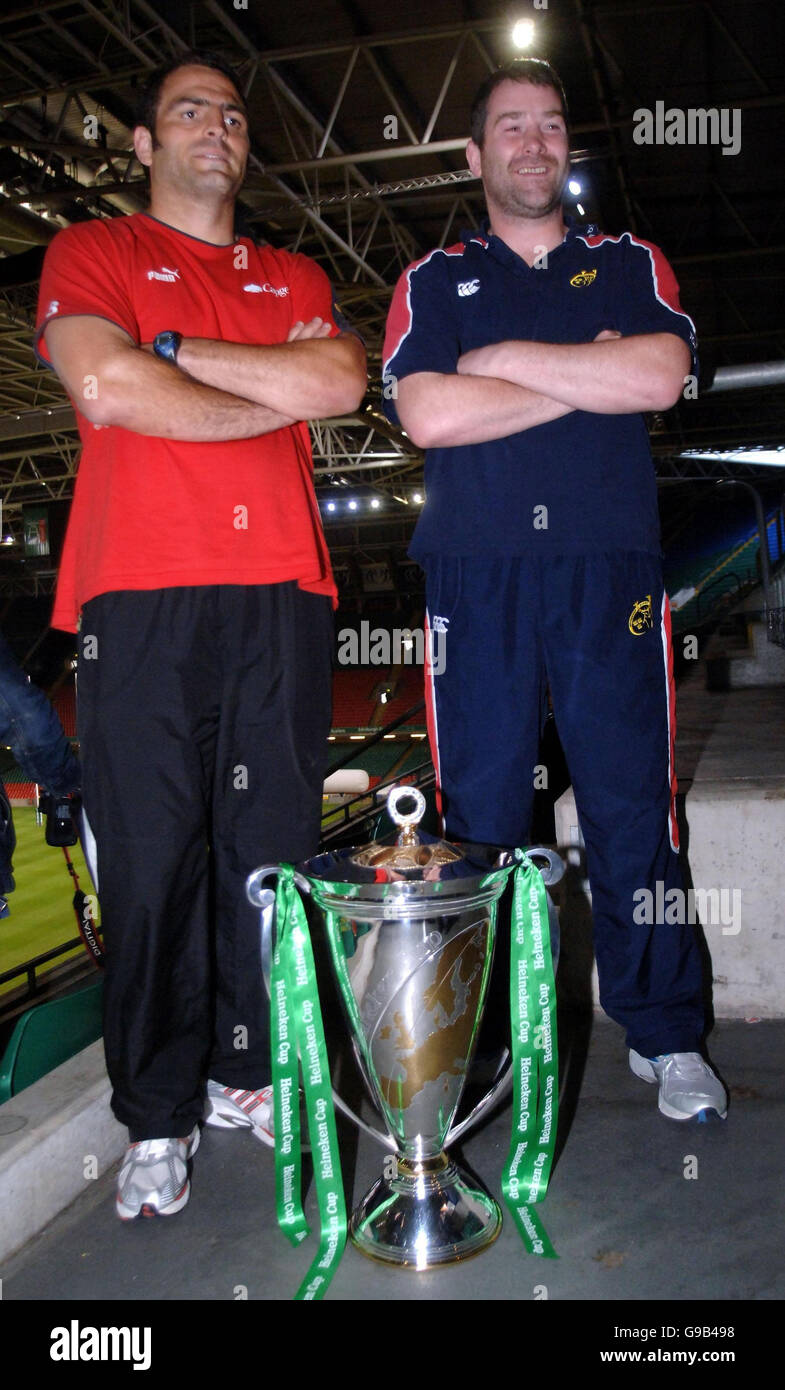 Il capitano del Munster Antony Foley (R) e il capitano di Biarritz Thomas Lievremont con la Heineken Cup durante una conferenza stampa al Millennium Stadium di Cardiff. Foto Stock