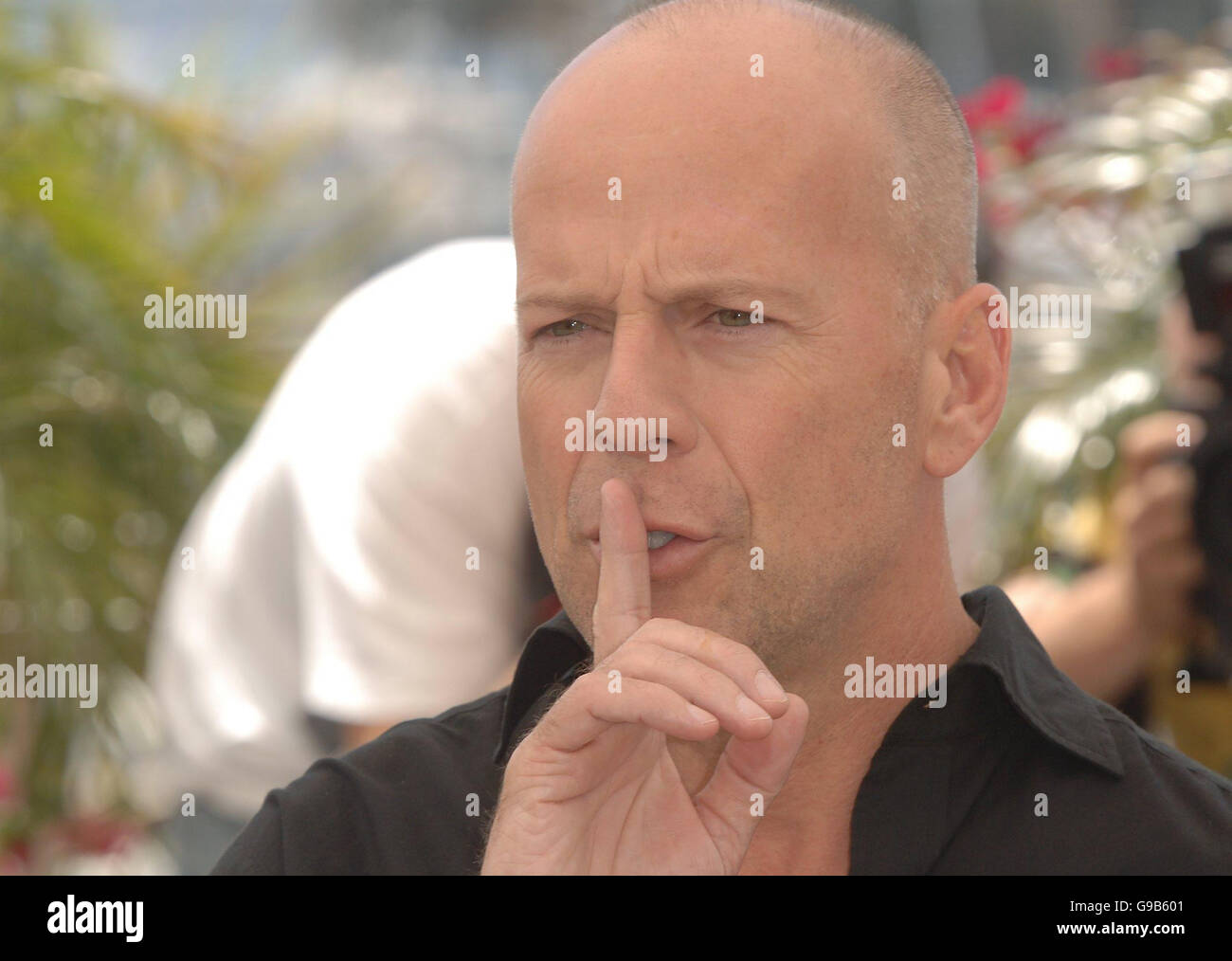 AP. Bruce Willis,che fornisce la voce di RJ Racoon, è visto in un p/chiamata per il suo nuovo film oltre la siepe , un nuovo film animato da Dreamworks. Egli è stato visto sulla terrazza del Palais de Festival,a Cannes,Francia domenica 21 maggio 2006. Foto Stock
