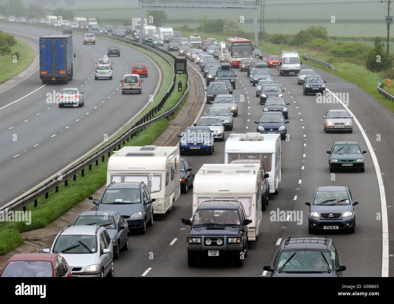 Rallenta il viaggio per gli automobilisti del fine settimana del Bank Holiday viaggiando verso sud sull'autostrada M5 mentre si avvicinano allo svincolo M4 vicino Bristol. Foto Stock