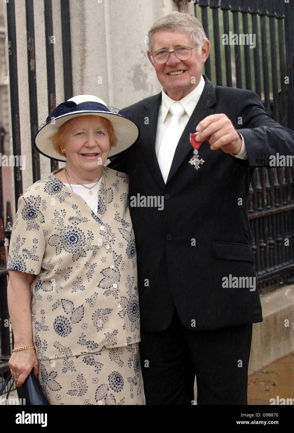 John whiteley e sua moglie Joan a Buckingham palace, dopo aver ricevuto un mbe dalla Gran Bretagna il Queen Elizabeth II. Foto Stock