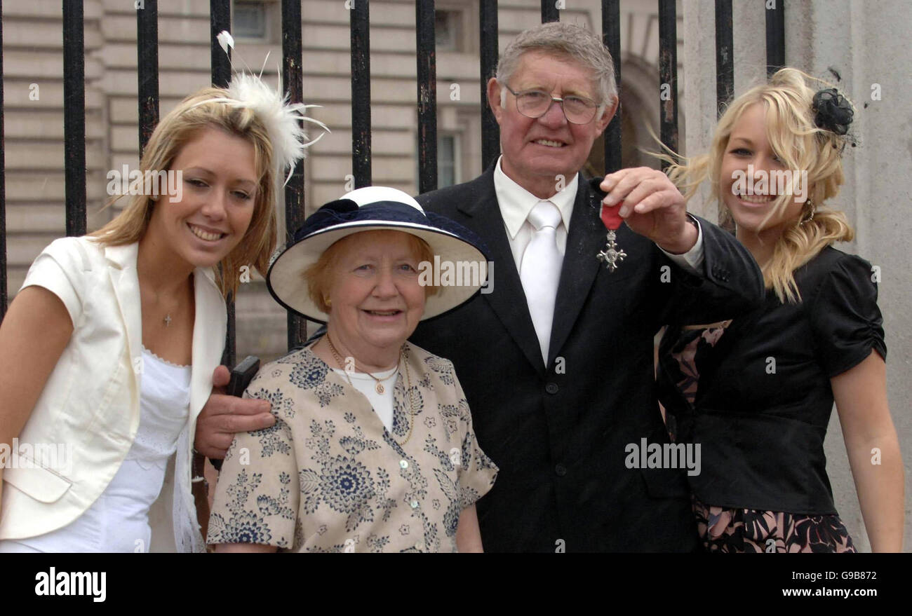 Johnny Whiteley, moglie Giovanna e le sue figlie Lisa e Sheridan a Buckingham Palace, dopo aver ricevuto un MBE dalla Gran Bretagna il Queen Elizabeth II. Foto Stock