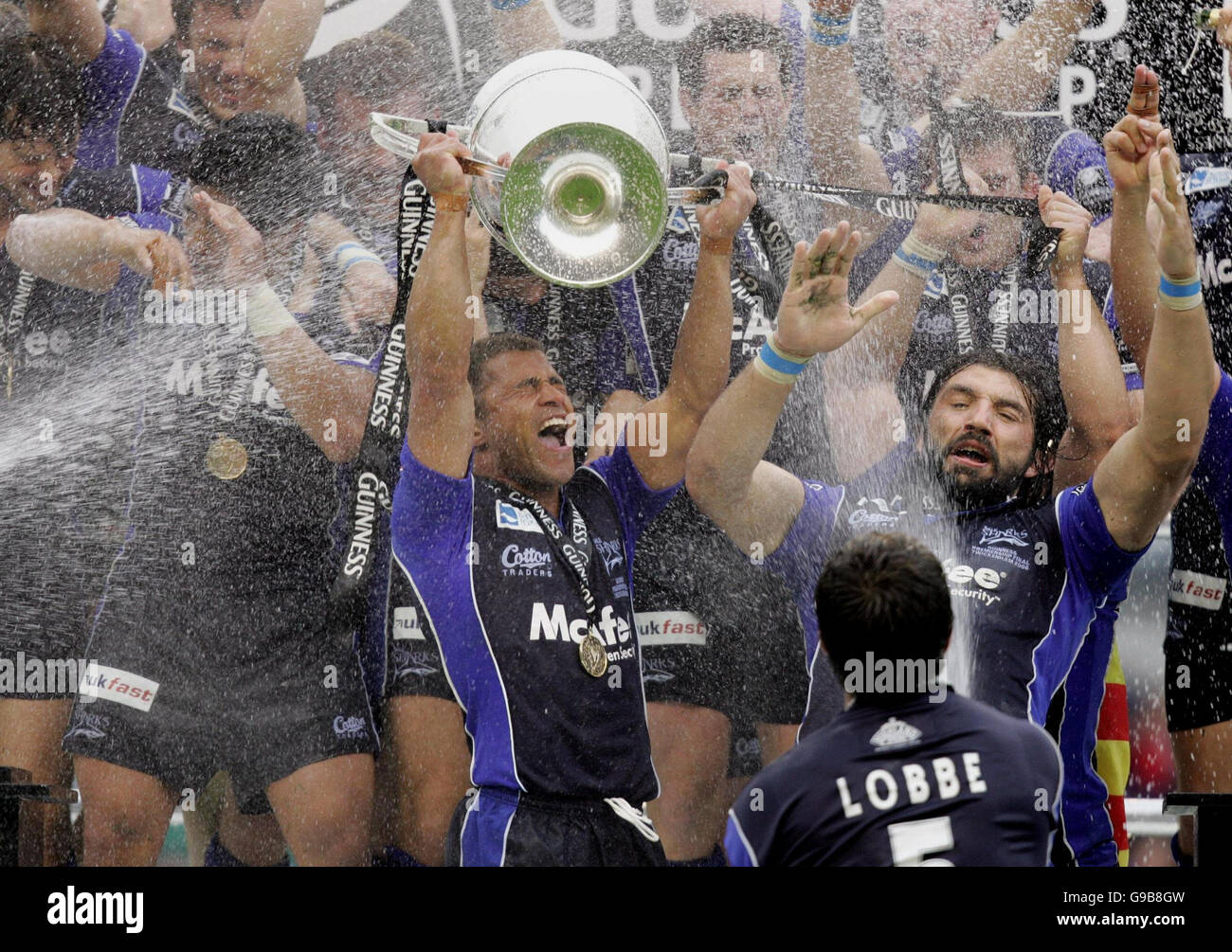 Finale RUGBYU. Il capitano della vendita Jason Robinson solleva il trofeo Guinness Premiership dopo aver sconfitto Leicester 45-20 in finale a Twickenham. Foto Stock