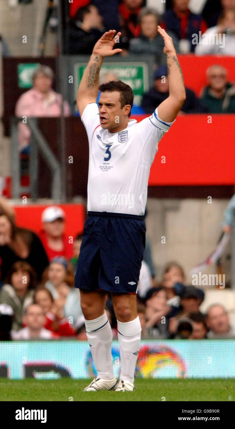 Il capitano della squadra inglese Robbie Williams, durante la partita di  calcio benefica dell'UNICEF Soccer Aid, a Old Trafford, Manchester Foto  stock - Alamy