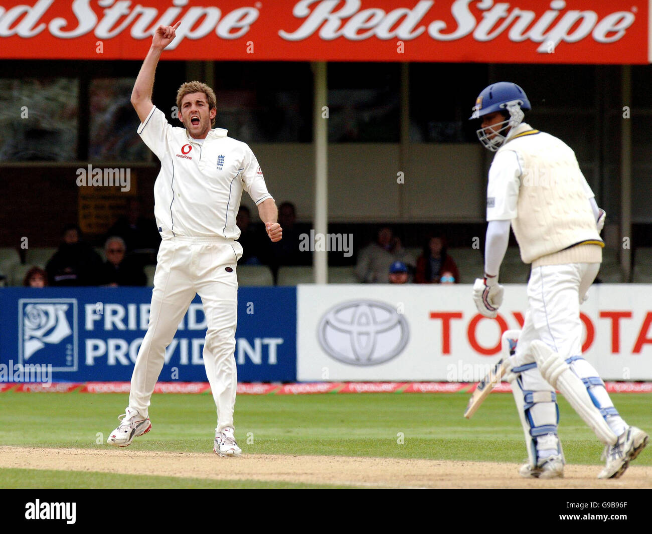 Liam Plunkett (L) in Inghilterra festeggia la cattura del cazzo di Michael Vandort (a destra) dello Sri Lanka per 105 corse durante il quarto giorno della seconda prova di npower a Edgbaston, Birmingham. Foto Stock