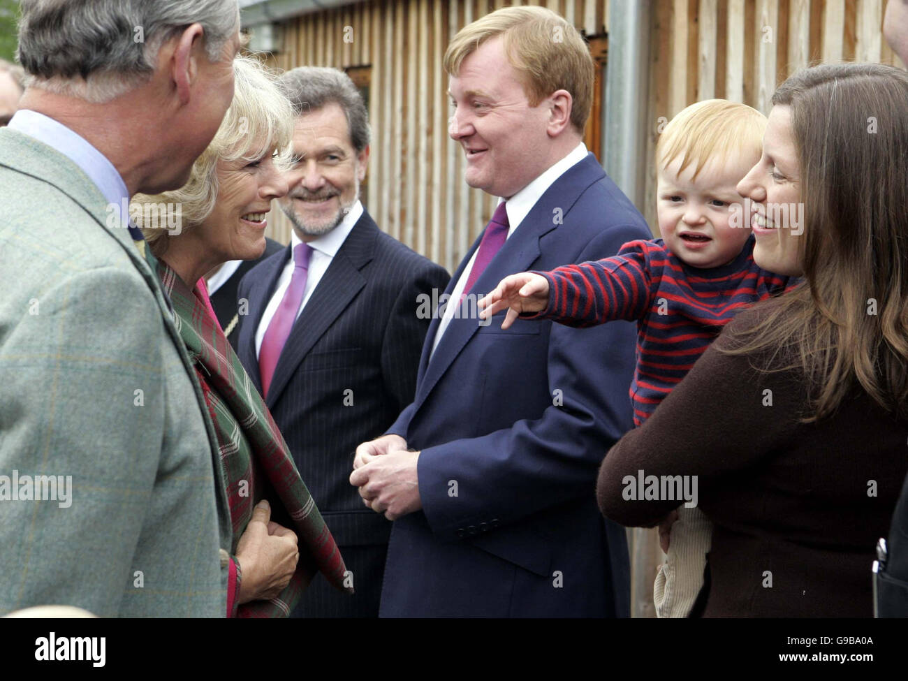 Il Duca e la Duchessa di Rothesay incontrano Sarah Kennedy e il figlio Donald insieme a Charles Kennedy MP (seconda a sinistra) mentre visitano i Resipole Studios e la Sunart Oakwoods Initiative ad Acharacle ad Argyll. Foto Stock