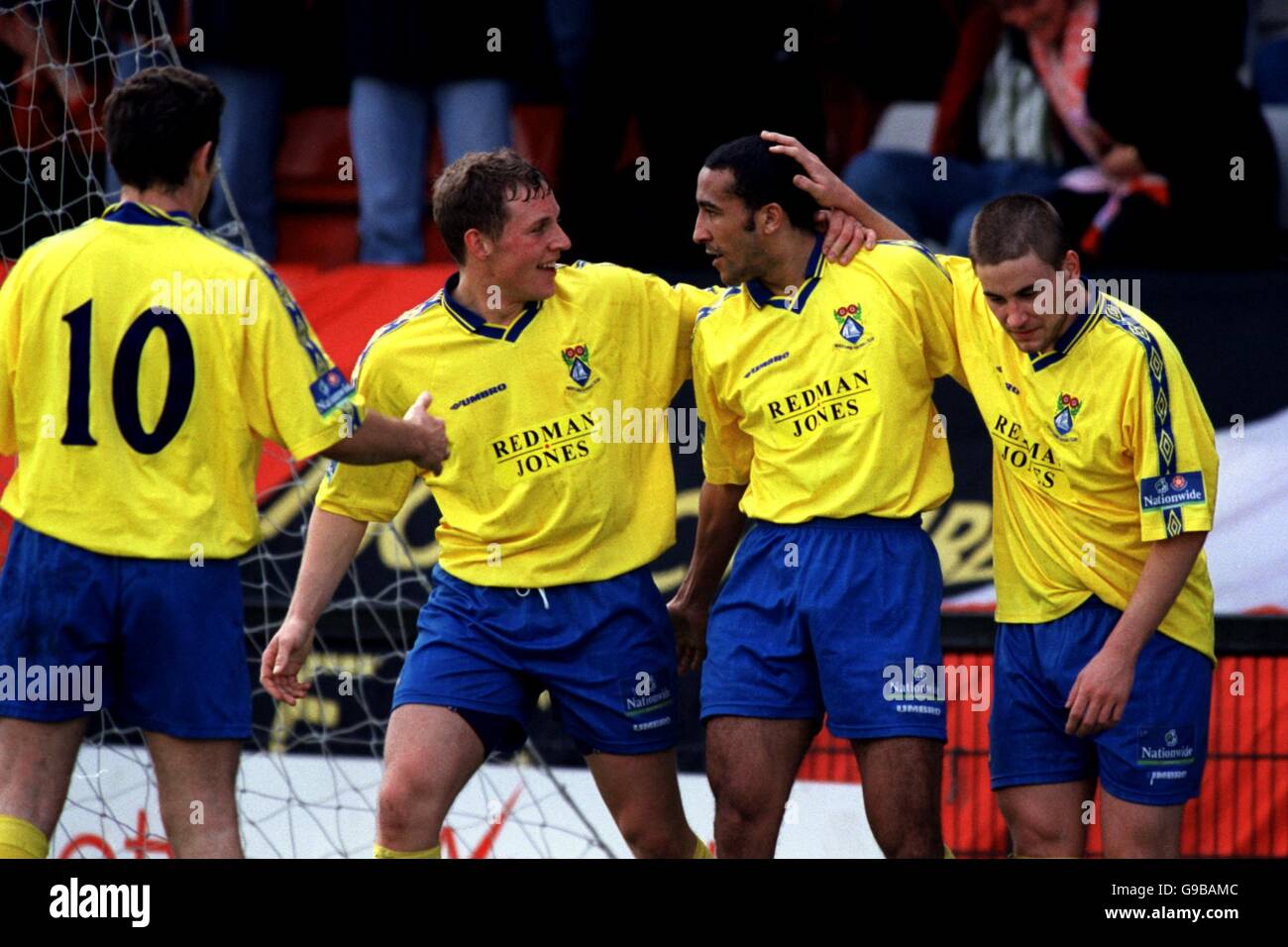 Calcio - Conferenza nazionale - Scarborough v Morecambe. Justin Jackson di Morecambe (seconda destra) celebra uno dei suoi due gol con i compagni di squadra (l-r) John Norman, Philip Eastwood e Leon Smith Foto Stock