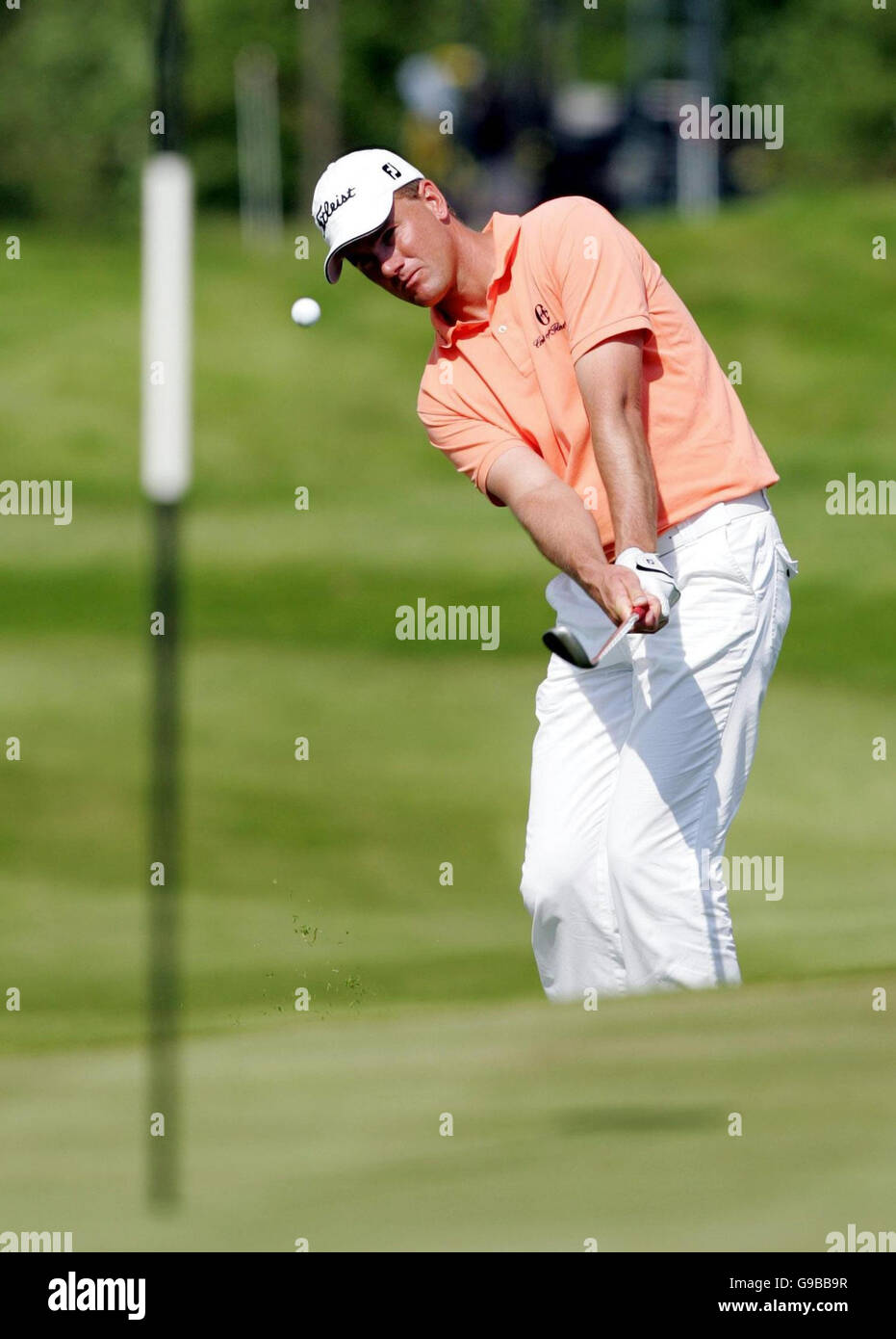 La svedese Robert Karlsson si schiantò sul diciassettesimo verde durante l'ultimo round del Celtic Manor Wales Open al Celtic Manor Resort, vicino Newport. Foto Stock