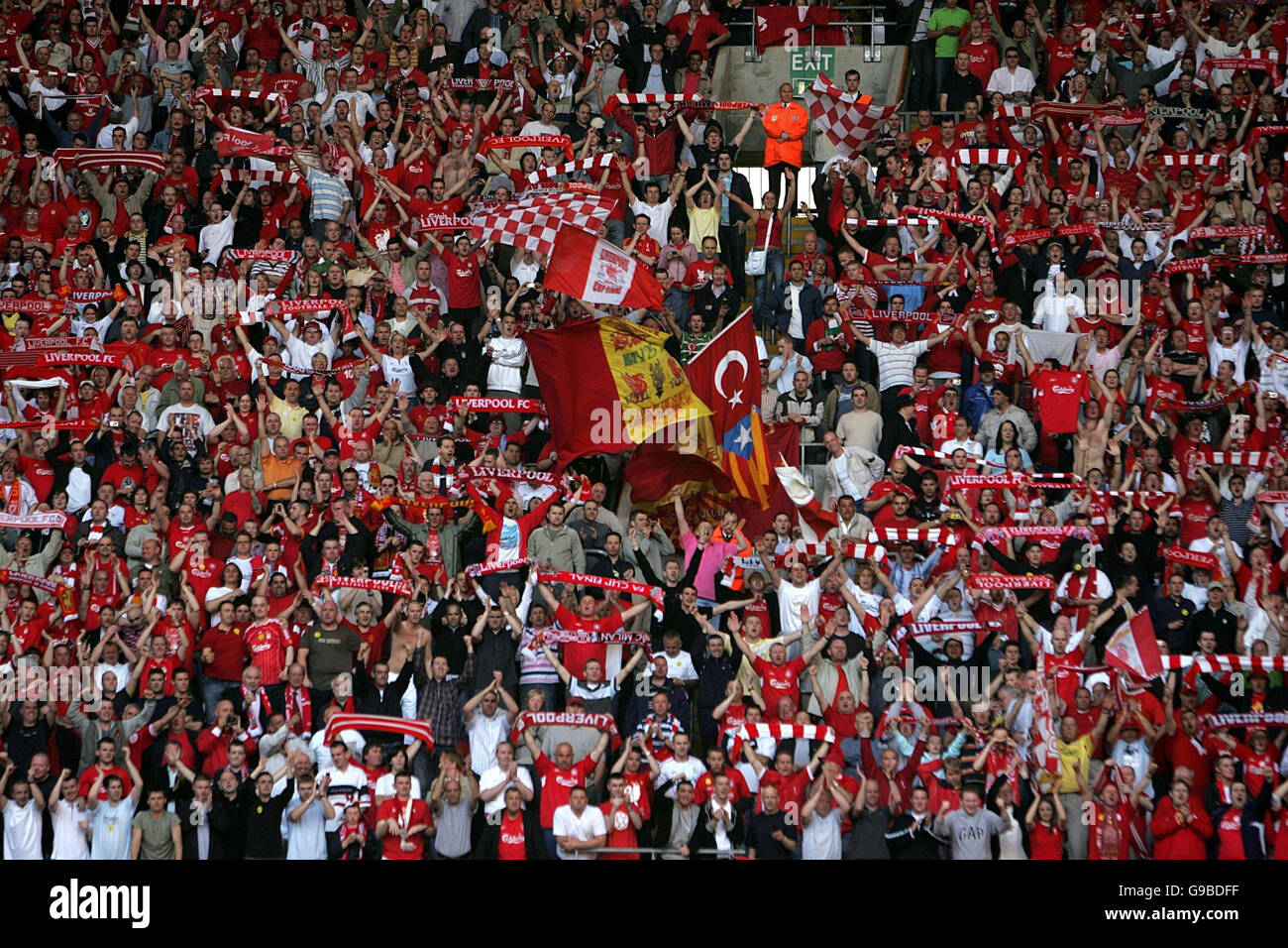 I tifosi di Liverpool festeggiano dopo la vittoria su West Ham United nella finale della fa Cup al Millennium Stadium di Cardiff. Foto Stock